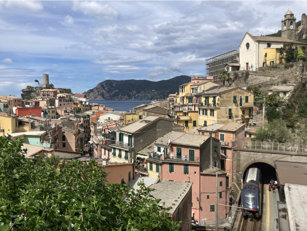 Le train arrive en gare de Vernazza.